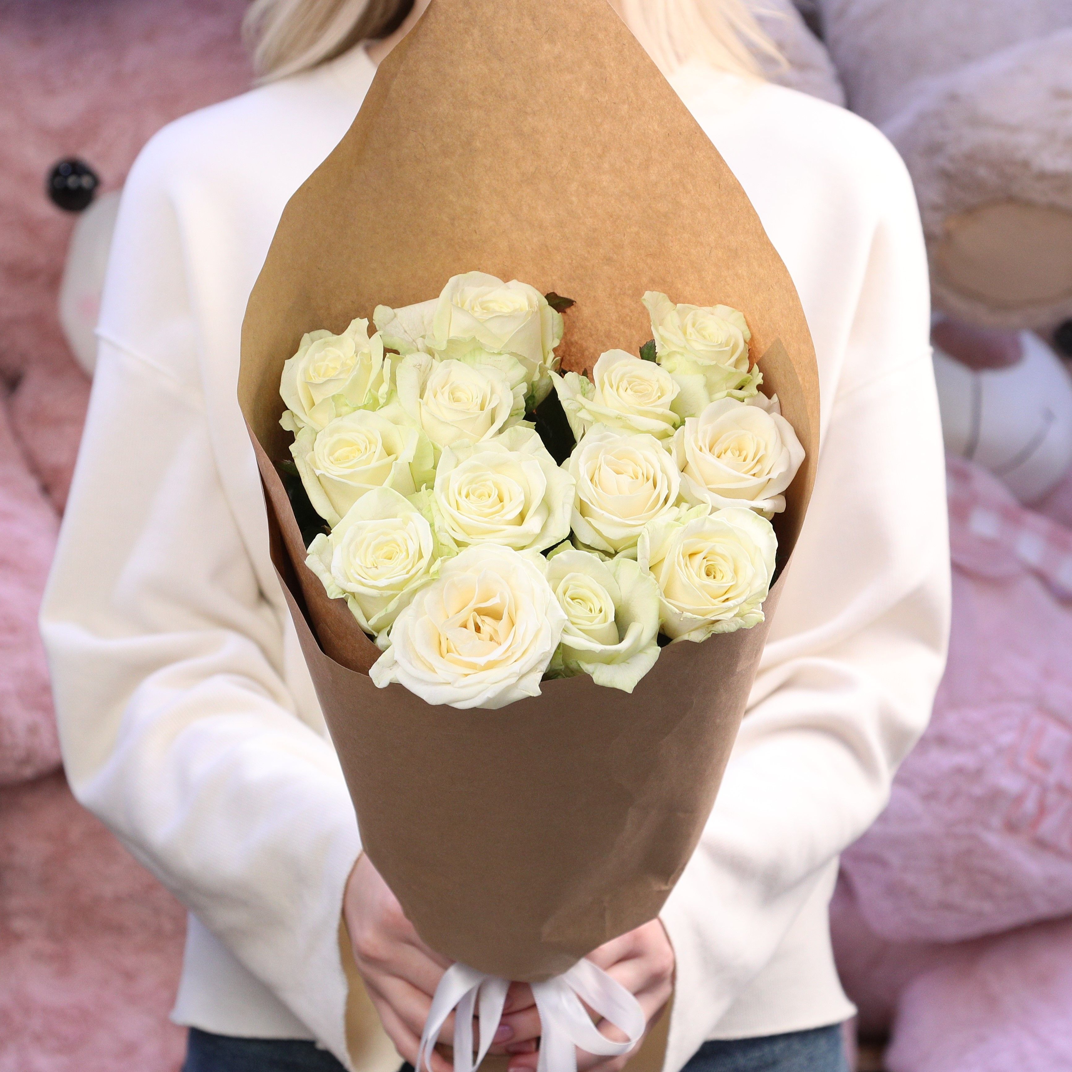 Букет из 19 белых роз в оранжевой бумаге